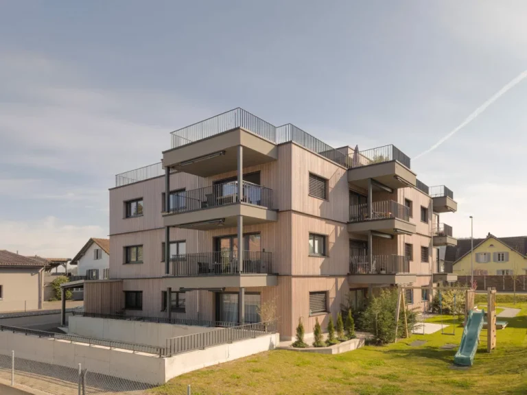 Mehrfamilienhaus in Holzbauweise mit Holzfassade und Balkonen