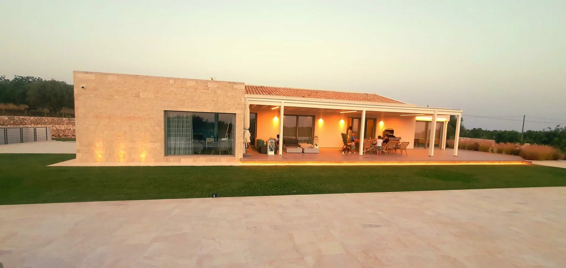 Modernes Landhaus mit Terrasse im Abendlicht